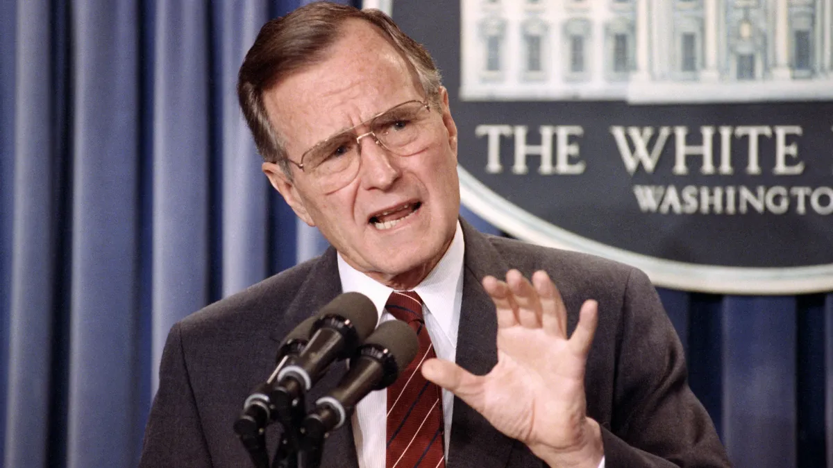 Seorang Negara: George H. W. Bush dan Kebijakan Luar Negeri Amerika